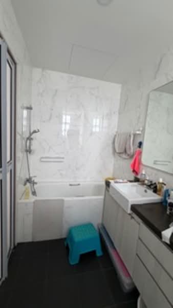 Cavendish Park, 16 Pine Grove, 3 Bedrooms, 1,227 sqft, Condominium For Rent, by Victor Ong, 500153305 - Bathroom - PropertyGuru.com.sg