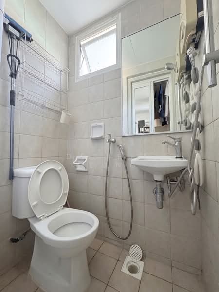 The Tropica, 55 Tampines Avenue 1, 4 Bedrooms, 1,496 sqft, Condominium For Sale, by Desiree Leung, 500153385 - Kitchen bathroom - PropertyGuru.com.sg