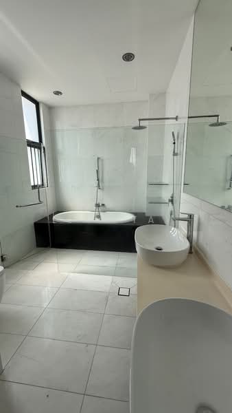 Ponggol Twenty Fourth Avenue, Punggol Twenty Fourth Avenue, 6 Bedrooms, 5,000 sqft, Detached House For Rent, by Leah Tay, 500153396 - Bathroom - PropertyGuru.com.sg