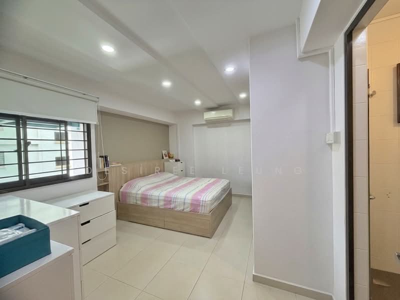 1 Pine Close, 1 Pine Close, 3 Bedrooms, 1,184 sqft, HDB Flat For Sale, by Desiree Leung, 500153398 - Master Bedroom - PropertyGuru.com.sg