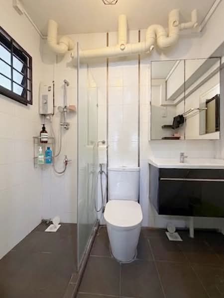1 Pine Close, 1 Pine Close, 3 Bedrooms, 1,184 sqft, HDB Flat For Sale, by Desiree Leung, 500153398 - Master Bathroom - PropertyGuru.com.sg