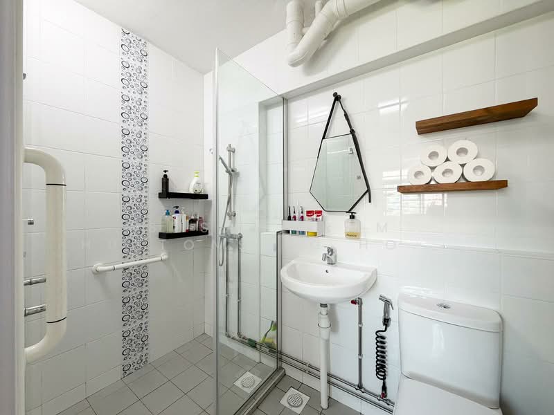 533 Hougang Avenue 6, 533 Hougang Avenue 6, 4 Bedrooms, 1,560 sqft, HDB Flat For Sale, by Susan From HUTTONS Ng Hong Eng, 500153419 - Bathroom - PropertyGuru.com.sg