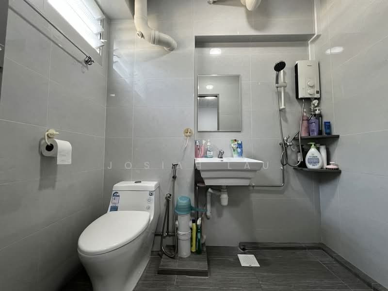 907 Jurong West Street 91, 907 Jurong West Street 91, 4 Bedrooms, 1,313 sqft, HDB Flat For Sale, by Josiah Lau, 500153428 - Master Bathroom - PropertyGuru.com.sg