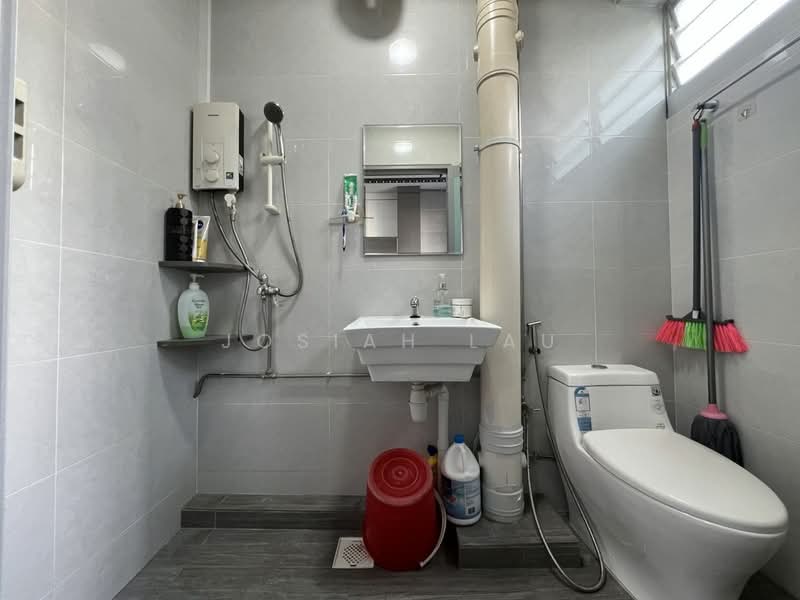 907 Jurong West Street 91, 907 Jurong West Street 91, 4 Bedrooms, 1,313 sqft, HDB Flat For Sale, by Josiah Lau, 500153428 - Common Bathroom - PropertyGuru.com.sg