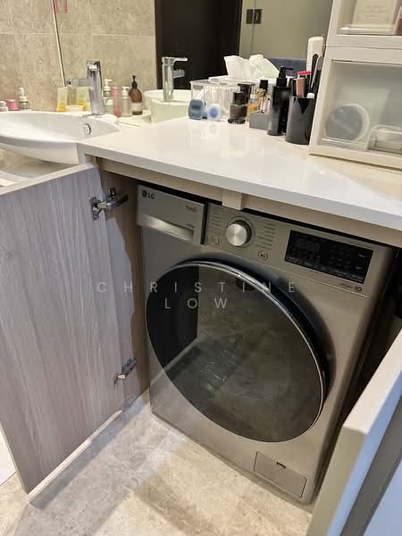 The Hillier, 6 Hillview Rise, 1 Bedroom, 624 sqft, Condominium For Rent, by Christine Low, 500153446 - Washing machine in Bathroom - PropertyGuru.com.sg