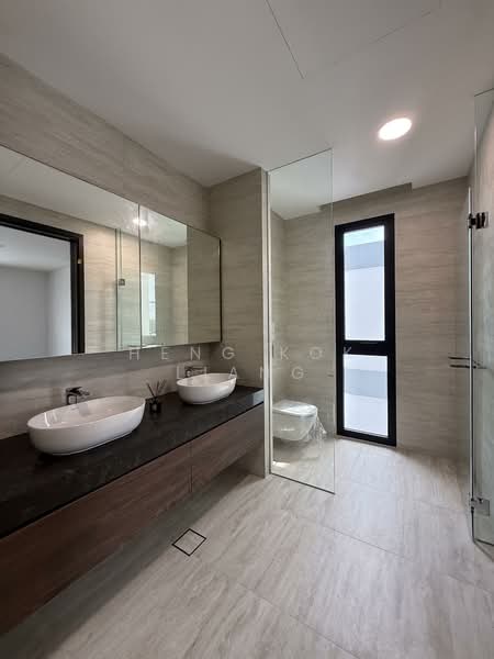 Grove Drive, Grove Dr, 5 Bedrooms, 5,321 sqft, Detached House For Sale, by Heng Kok Liang, 500153447 - Junior Master Bathroom - PropertyGuru.com.sg