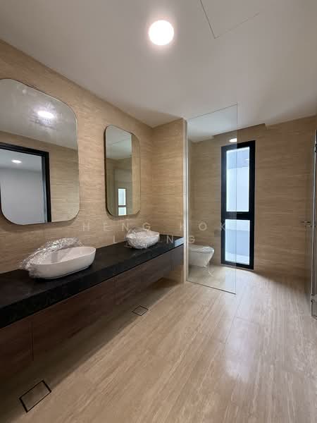 Grove Drive, Grove Dr, 5 Bedrooms, 5,321 sqft, Detached House For Sale, by Heng Kok Liang, 500153447 - Master Bathroom - PropertyGuru.com.sg