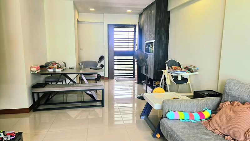 665B Punggol Drive, 665B Punggol Drive, 3 Bedrooms, 1,001 sqft, HDB Flat For Sale, by James Yeo, 500153449 - Living Room - PropertyGuru.com.sg