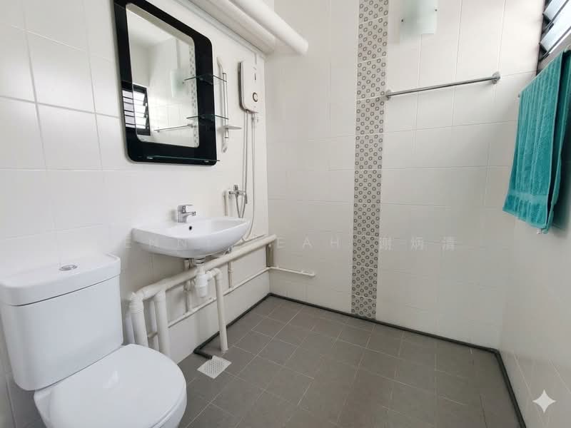 15 Joo Seng Road, 15 Joo Seng Road, 3 Bedrooms, 1,119 sqft, HDB Flat For Sale, by Kenny Seah 谢炳清, 500153467 - Bathroom - PropertyGuru.com.sg