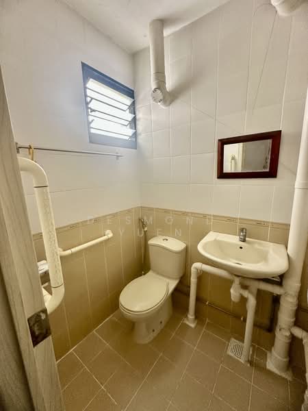 121 Bedok North Road, 121 Bedok North Road, 3 Bedrooms, 990 sqft, HDB Flat For Sale, by Desmond Yuen, 500153498 - Bathroom - PropertyGuru.com.sg