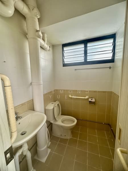 121 Bedok North Road, 121 Bedok North Road, 3 Bedrooms, 990 sqft, HDB Flat For Sale, by Desmond Yuen, 500153498 - Bathroom - PropertyGuru.com.sg