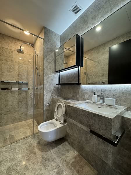 Martin Modern, 10 Martin Place, 2 Bedrooms, 764 sqft, Apartment For Sale, by King Tang, 500153554 - Bathroom - PropertyGuru.com.sg