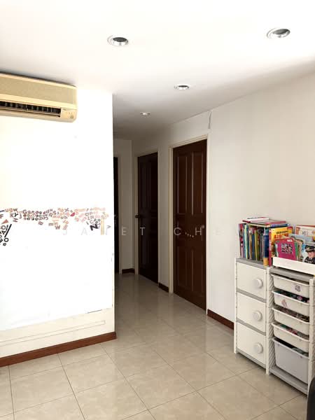 689B Woodlands Drive 75, 689B Woodlands Drive 75, 3 Bedrooms, 968 sqft, HDB Flat For Sale, by Janet Chew, 500153563 - Corridor - PropertyGuru.com.sg