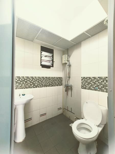 868A Tampines Avenue 8, 868A Tampines Avenue 8, 2 Bedrooms, 721 sqft, HDB Flat For Sale, by Christine Yit, 500153570 - Bathroom - PropertyGuru.com.sg