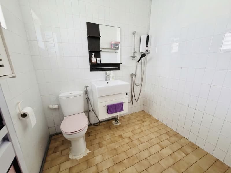 110 Teck Whye Lane, 110 Teck Whye Lane, 2 Bedrooms, 786 sqft, HDB Flat For Sale, by Goh Keng Yew, 500153583 - Bathroom - PropertyGuru.com.sg