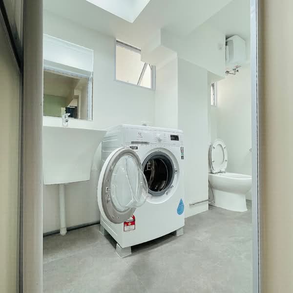 4 Everton Park, 4 Everton Park, Room Rental, 150 sqft, HDB Flat For Rent, by Wayne Yia, 500153586 - Bathroom - PropertyGuru.com.sg
