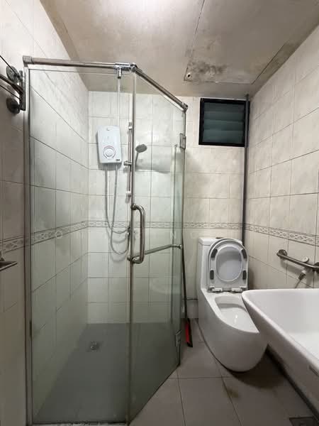 Simsville, 2 Geylang East Avenue 2, 3 Bedrooms, 1,249 sqft, Condominium For Sale, by Ong Bincent, 500153587 - Bathroom - PropertyGuru.com.sg