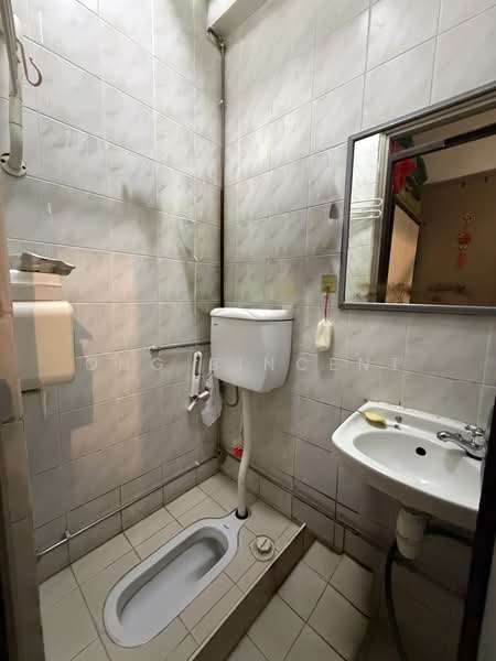 Simsville, 2 Geylang East Avenue 2, 3 Bedrooms, 1,249 sqft, Condominium For Sale, by Ong Bincent, 500153587 - Bathroom - PropertyGuru.com.sg
