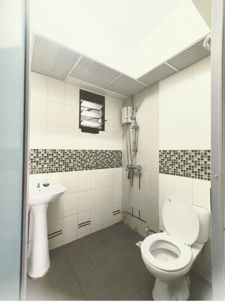 868A Tampines Avenue 8, 868A Tampines Avenue 8, 2 Bedrooms, 721 sqft, HDB Flat For Sale, by Loh Tuck Keong, 500153598 - Bathroom - PropertyGuru.com.sg