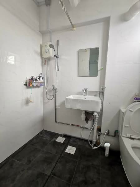 946 Tampines Avenue 4, 946 Tampines Avenue 4, 3 Bedrooms, 1,119 sqft, HDB Flat For Rent, by Kat Wang 王薇毓, 500153615 - Bathroom - PropertyGuru.com.sg