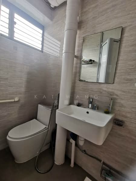 946 Tampines Avenue 4, 946 Tampines Avenue 4, 3 Bedrooms, 1,119 sqft, HDB Flat For Rent, by Kat Wang 王薇毓, 500153615 - Bathroom - PropertyGuru.com.sg