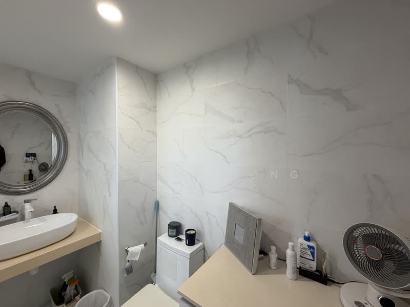 LESS THAN 3MINS WALK TO MRT! HIGHFLOOR RENOVATED UNIT FOR SALE!, , 3 Bedrooms, 1,238 sqft, Condominium For Sale, by Marius Wong, 500153627 - Bathroom - PropertyGuru.com.sg