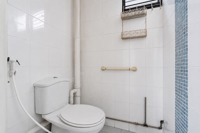 504 Bukit Batok Street 52, 504 Bukit Batok Street 52, 2 Bedrooms, 646 sqft, HDB Flat For Sale, by Thoo Weng Heng 杜咏恒 (Wayne), 500153645 - Bathroom - PropertyGuru.com.sg