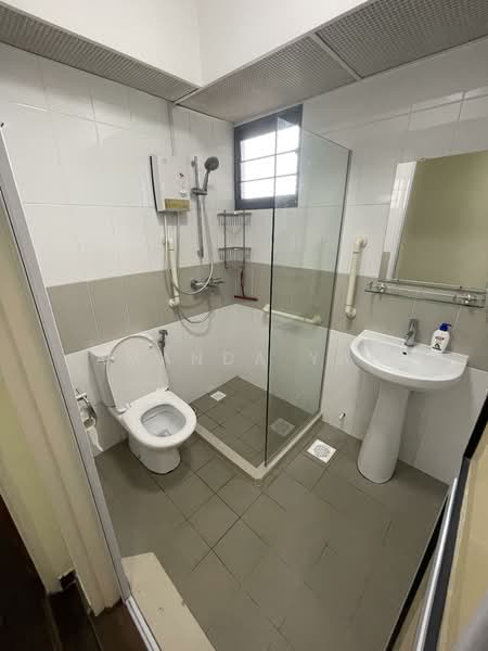 698A Jurong West Central 3, 698A Jurong West Central 3, 2 Bedrooms, 732 sqft, HDB Flat For Sale, by Amanda Yap, 500153689 - Bathroom - PropertyGuru.com.sg