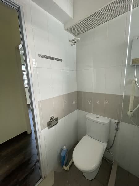 698A Jurong West Central 3, 698A Jurong West Central 3, 2 Bedrooms, 732 sqft, HDB Flat For Sale, by Amanda Yap, 500153689 - Bathroom - PropertyGuru.com.sg