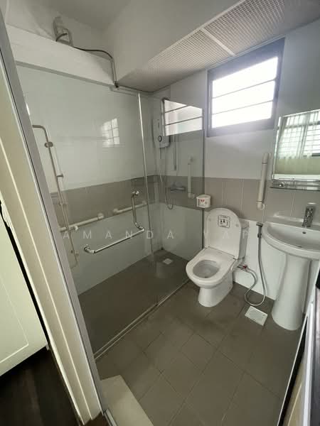 698A Jurong West Central 3, 698A Jurong West Central 3, 2 Bedrooms, 732 sqft, HDB Flat For Sale, by Amanda Yap, 500153689 - Bathroom - PropertyGuru.com.sg