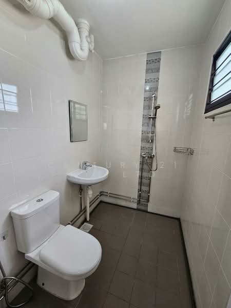 123 Bedok Reservoir Road, 123 Bedok Reservoir Road, 3 Bedrooms, 904 sqft, HDB Flat For Rent, by CHARMAINE CHAN, 500153706 - Bathroom - PropertyGuru.com.sg