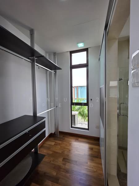 jalan krian, , 7 Bedrooms, 3,644 sqft, Semi-Detached House For Rent, by CHARMAINE CHAN, 500153749 - 3rd Flr Right Bedroom walkin wardrobe - PropertyGuru.com.sg