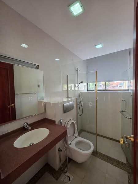jalan krian, , 7 Bedrooms, 3,644 sqft, Semi-Detached House For Rent, by CHARMAINE CHAN, 500153749 - 2nd Flr Common Bathroom - PropertyGuru.com.sg