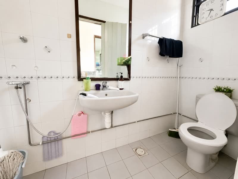 Chuan Walk, , 5 Bedrooms, 3,000 sqft, Terraced House For Sale, by Joey Tan, 500153756 - Bathroom - PropertyGuru.com.sg
