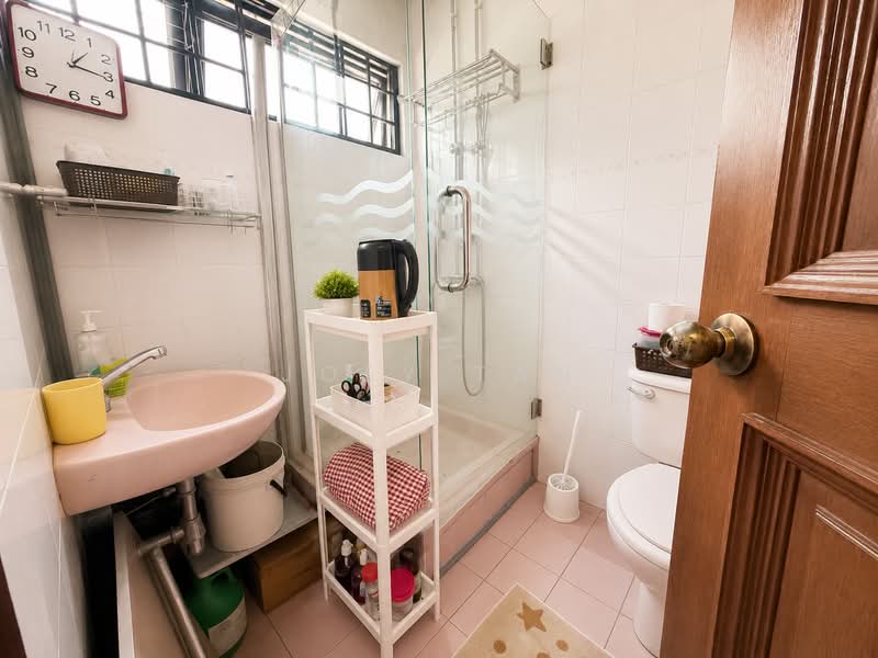 Chuan Walk, , 5 Bedrooms, 3,000 sqft, Terraced House For Sale, by Joey Tan, 500153756 - Bathroom - PropertyGuru.com.sg