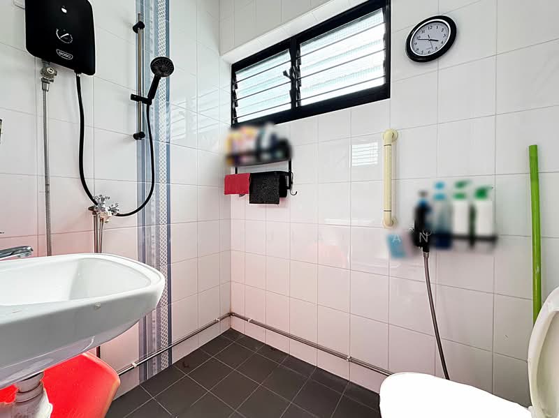 724 Bedok Reservoir Road, 724 Bedok Reservoir Road, 3 Bedrooms, 1,109 sqft, HDB Flat For Sale, by Chal Sulaiman, 500153764 - Bathroom - PropertyGuru.com.sg