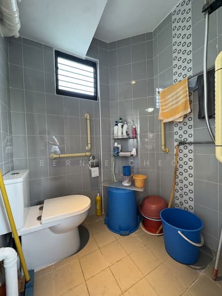 236 Jurong East Street 21, 236 Jurong East Street 21, 3 Bedrooms, 980 sqft, HDB Flat For Sale, by Bernie Cheo, 500153774 - Bathroom - PropertyGuru.com.sg
