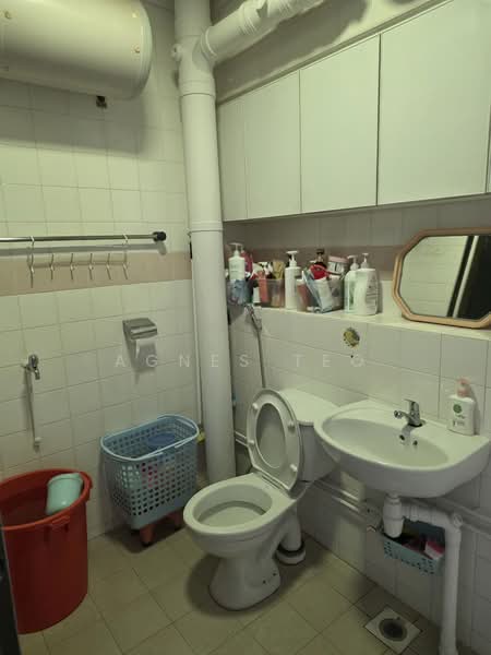 854 Jurong West Street 81, 854 Jurong West Street 81, 3 Bedrooms, 1,300 sqft, HDB Flat For Rent, by Agnes Teo, 500153787 - Bathroom - PropertyGuru.com.sg