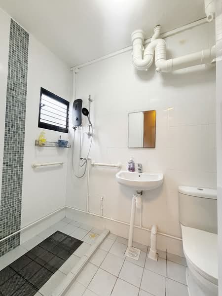 268 Tampines Street 21, 268 Tampines Street 21, 4 Bedrooms, 1,431 sqft, HDB Flat For Sale, by Asyraaf TCR, 500153790 - Bathroom - PropertyGuru.com.sg