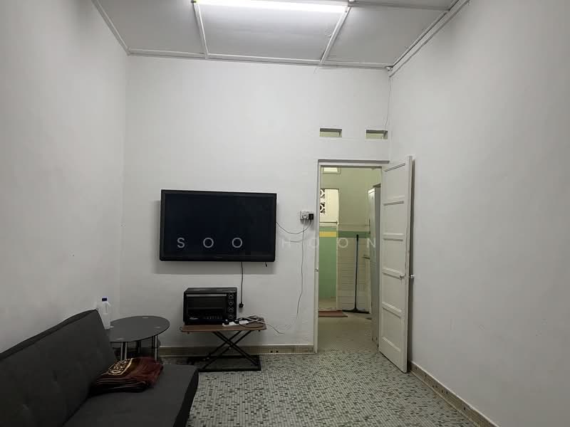 ★ JALAN KAYU ESTATE ★ 999-LEASEHOLD TERRACE ★ 1344 SQ FT LAND ★, Jalan Tari Zapin, 3 Bedrooms, 1,000 sqft, Terraced House For Sale, by Soo Hoon, 500153808 - Living Room - PropertyGuru.com.sg