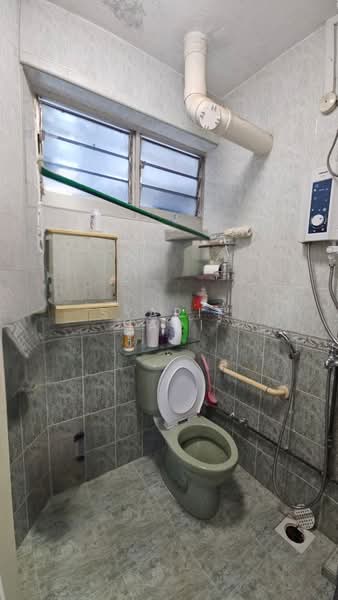 16 Saint George's Road, 16 Saint George's Road, 3 Bedrooms, 1,012 sqft, HDB Flat For Sale, by Syarif Hadi, 500153834 - Bathroom - PropertyGuru.com.sg