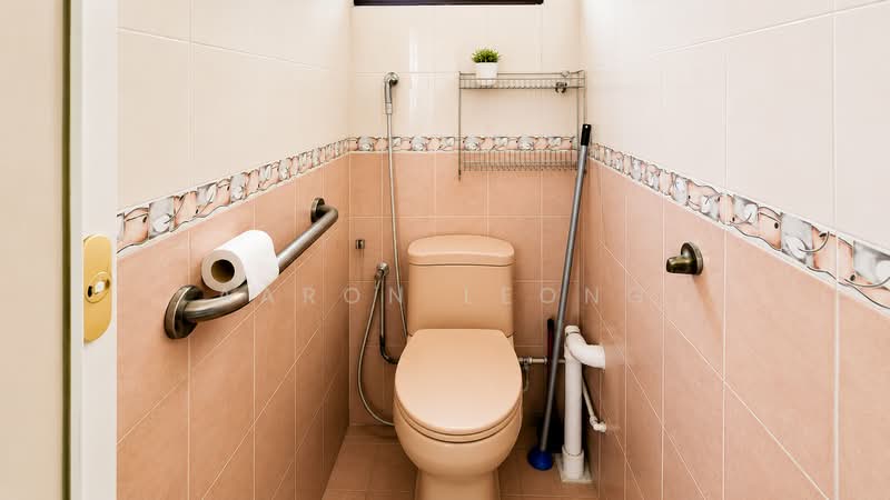 8 Bedok South Avenue 2, 8 Bedok South Avenue 2, 3 Bedrooms, 882 sqft, HDB Flat For Sale, by Aaron Leong, 500153839 - Bathroom - PropertyGuru.com.sg