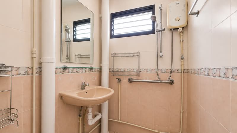 No Extension Needed, Spacious, Near Bedok Mrt, , 3 Bedrooms, 882 sqft, HDB Flat For Sale, by Aaron Leong, 500153844 - Bathroom - PropertyGuru.com.sg