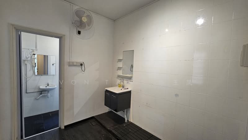 ✨ High Ceiling Shophouse Studio Space in Chinatown, Trengganu Street | Pagoda Street | Chinatown MRT, 785 sqft, Shop / Shophouse For Rent, by Evon Tan 陈玉凤, 500153876 - Bathroom - CommercialGuru.com.sg