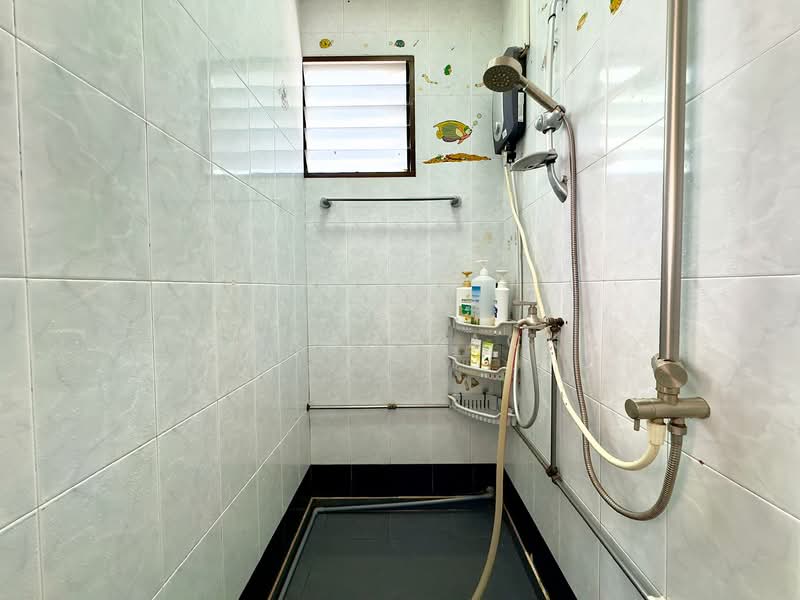534 Bukit Batok Street 51, 534 Bukit Batok Street 51, 2 Bedrooms, 743 sqft, HDB Flat For Sale, by Farah Zack, 500153879 - Bathroom - PropertyGuru.com.sg