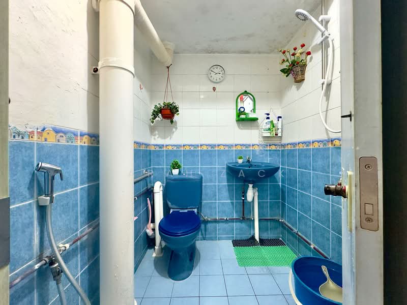 306 Ang Mo Kio Avenue 1, 306 Ang Mo Kio Avenue 1, 4 Bedrooms, 1,324 sqft, HDB Flat For Sale, by Farah Zack, 500153881 - Bathroom - PropertyGuru.com.sg