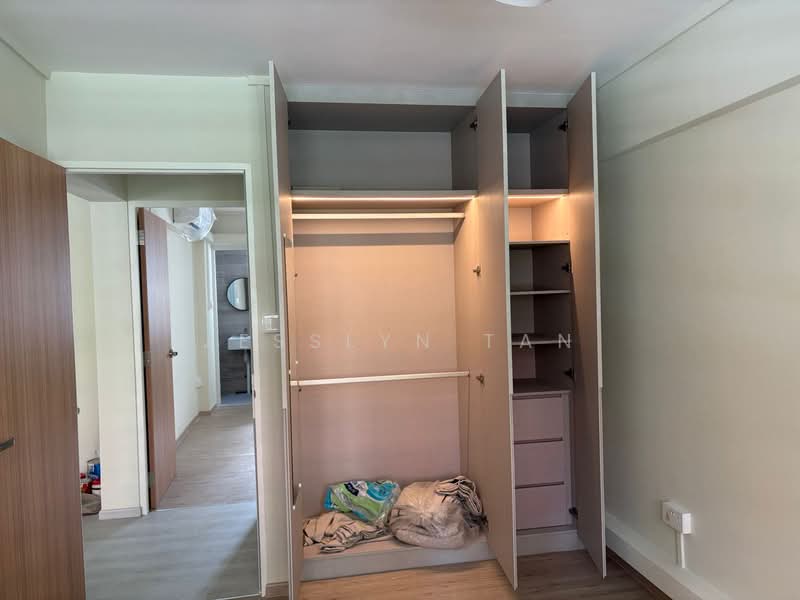 844 Tampines Street 82, 844 Tampines Street 82, 2 Bedrooms, 688 sqft, HDB Flat For Rent, by Jesslyn Tan, 500153899 - Bedroom Wardrobe - PropertyGuru.com.sg