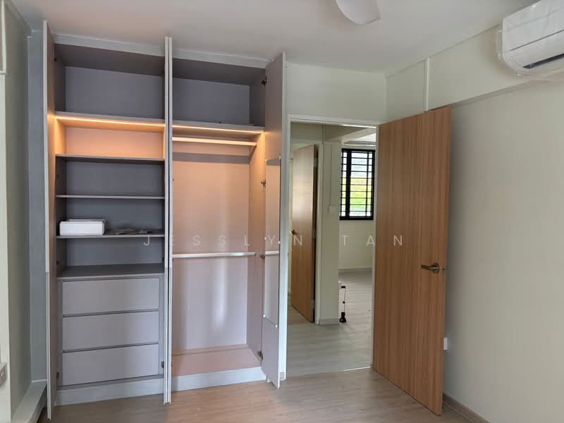 844 Tampines Street 82, 844 Tampines Street 82, 2 Bedrooms, 688 sqft, HDB Flat For Rent, by Jesslyn Tan, 500153899 - Bedroom Wardrobe - PropertyGuru.com.sg