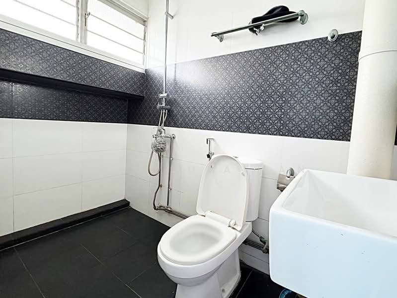 769 Pasir Ris Street 71, 769 Pasir Ris Street 71, 3 Bedrooms, 1,130 sqft, HDB Flat For Sale, by Chal Sulaiman, 500153900 - Common Bathroom - PropertyGuru.com.sg