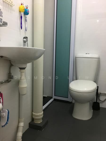 97 Jalan Dua, 97 Jalan Dua, 2 Bedrooms, 603 sqft, HDB Flat For Sale, by Desmond Liew, 500153927 - Bathroom - PropertyGuru.com.sg